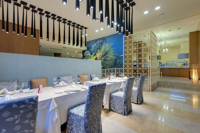 Royal Beach Hotel PMG - Food and dining