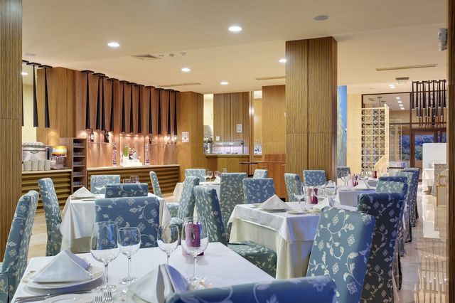 Royal Beach Hotel PMG - Food and dining